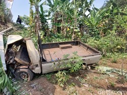 Pikap Oleng Tabrak Tiang Listrik di Cisarua, Satu Orang Tewas