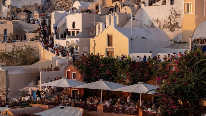Penampakan Santorini Penuh Sesak Wisatawan Tourists wait to view Santoriniâs famed sunset, on Santorini, Greece, July 25, 2024. REUTERS/Alkis Konstantinidis