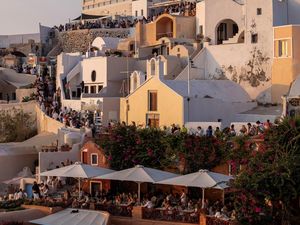Yunani Larang Hotel Baru di Santorini, Imbas Membludaknya Wisata