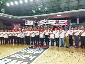 Wakapolri-Kasum TNI Serahkan Hadiah ke Juara Kapolri Cup Basketball 2024 Wakapolri-Kasum TNI Serahkan Hadiah ke Juara Kapolri Cup Basketball 2024