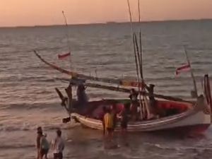 Perahu Tanpa Awak Terdampar di Perairan Pamekasan, Mesin Masih Menyala Perahu Tanpa Awak Terdampar di Perairan Pamekasan, Mesin Masih Menyala