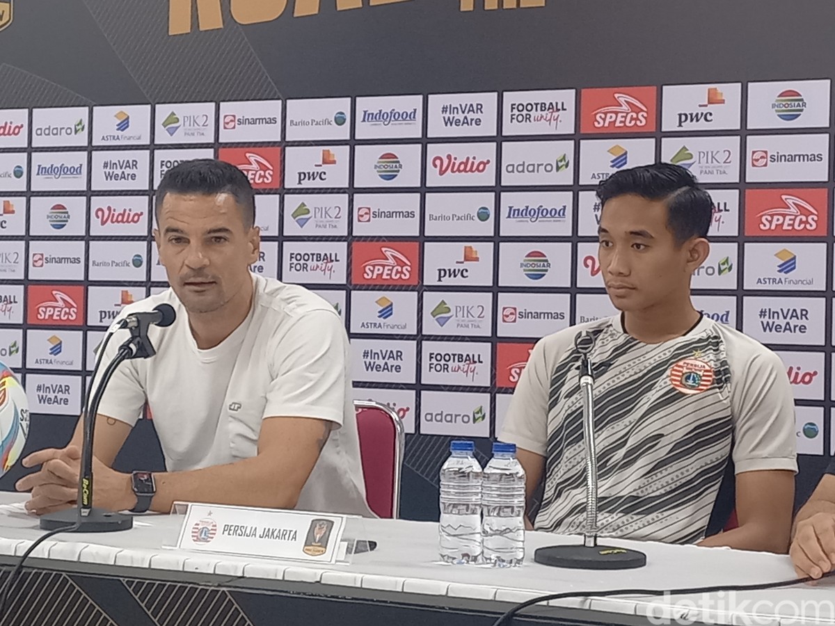 Pelatih Persija Jakarta Carlos Pena (kiri) (Foto: Agil Trisetiawan Putra/detikJateng)