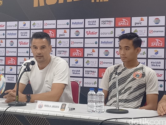 Persija Jakarta Carlos Pena, saat konfrensi pers di Stadion Manahan Solo, Senin (29/7/2024)