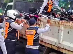 Bikin Macet, Puluhan Motor Parkir Depan RS di Jakut Diangkut Dishub