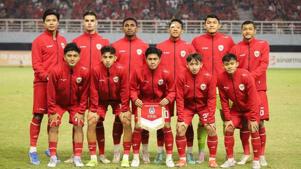 Sebelas pesepak bola Timnas Indonesia berpose di depan kamera wartawan sebelum bertanding melawan Timnas Thailand dalam pertandingan final Piala ASEAN U-19 Boys Championship atau AFF U-19 di Stadion Gelora Bung Tomo, Surabaya, Jawa Timur, Senin (29/7/2024). ANTARA FOTO/Rizal Hanafi/app/tom.