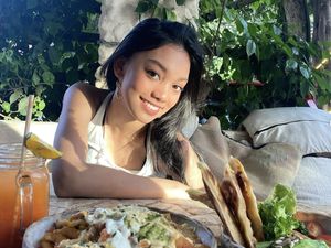 Pose Cantik Naura Ayu Saat Jajan Enak di Bazar Kuliner