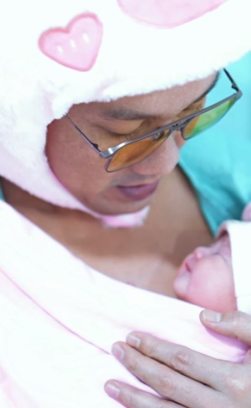 Potret Denny Sumargo Asuh Anak