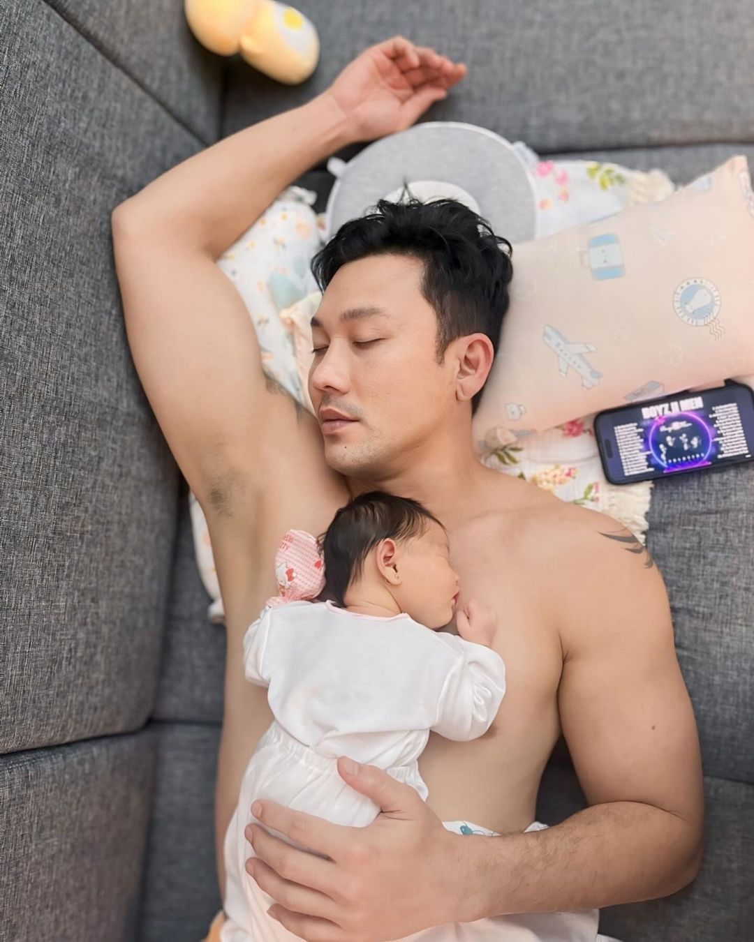 Potret Denny Sumargo Asuh Anak