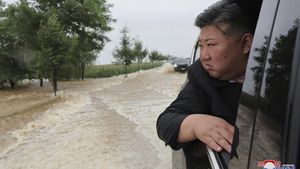 Potret Kim Jong Un Terabas Banjir Pantau Evakuasi Warga
