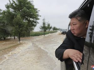 Potret Kim Jong Un Terabas Banjir Pantau Evakuasi Warga