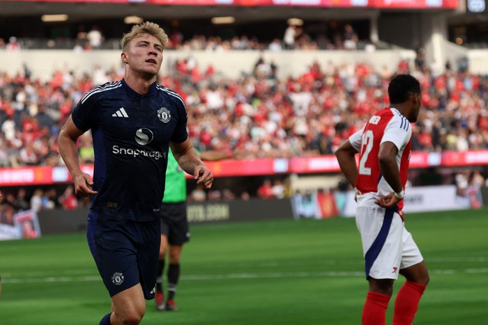 Jul 27, 2024; Inglewood, CA, USA;  Manchester United forward Rasmus Hojlund (9) looks up after scoring a goal during the first half against the Arsenal at SoFi Stadium. Mandatory Credit: Kiyoshi Mio-USA TODAY Sports