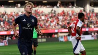 Rasmus Hojlund juga kena cedera di laga tersebut. Sang penyerang tengah alami cedera hamstring dan akan absen sampai September (Reuters)