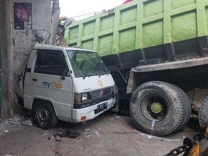 Truk Hantam Pikap hingga Terdorong 18 Meter-Terjepit Rumah di Cileungsi