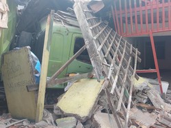 Penampakan Truk Tabrak Pikap dan Rumah hingga Hancur di Cileungsi Bogor
