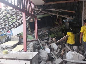 5 Fakta Truk di Cileungsi Tabrak Rumah hingga Hancur Berantakan 5 Fakta Truk di Cileungsi Tabrak Rumah hingga Hancur Berantakan