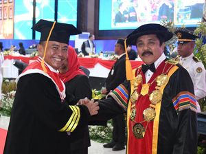 Sekda Jabar Herman Suryatman Raih Gelar Doktor Ilmu Pemerintahan Sekda Jabar Herman Suryatman Raih Gelar Doktor Ilmu Pemerintahan