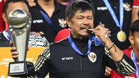 Pelatih Timnas Indonesia Indra Sjafri menggigit medali dan mengangkat Piala ASEAN U-19 Boys Championship atau AFF U-19. ANTARA FOTO/Sigid Kurniawan