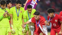 Pesepak bola Timnas Indonesia Jens Raven (kedua kanan) bersama rekan-rekannya berfoto dengan trofi Piala ASEAN U-19 Boys Championship atau AFF U-19. Indonesia juga mengemas empat clean sheet. Timor Leste satu-satunya negara yang mampu merobek gawang Indonesia dan itu sebanyak dua kali. ANTARA FOTO/Sigid Kurniawan