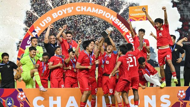 Sejumlah pesepak bola Timnas Indonesia dan tim pelatih serta ofisial tim berselebrasi usai mengalahkan Timnas Thailand dalam pertandingan final Piala ASEAN U-19 Boys Championship atau AFF U-19 di Stadion Gelora Bung Tomo, Surabaya, Jawa Timur, Senin (29/7/2024). Indonesia menang dengan skor 1-0 dan menjadi juara Piala AFF U-19. ANTARA FOTO/Sigid Kurniawan/app/tom.