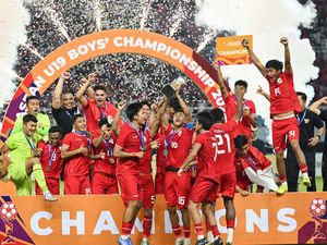 Sepakbola Jatim: Timnas U-19 Juara Piala AFF-Madura United Final Liga 1 Sepakbola Jatim: Timnas U-19 Juara Piala AFF-Madura United Final Liga 1