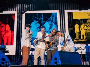 Respect! Adam Susul Sheila On 7 Manggung di Jakarta Usai Masuk UGD Respect! Adam Susul Sheila On 7 Manggung di Jakarta Usai Masuk UGD