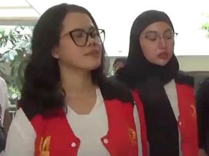 Senyuman Siskaeee di Sidang Kasus Produksi Film Porno Senyuman Siskaeee di Sidang Kasus Produksi Film Porno