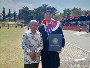 Air Mata Kebahagiaan Syafri Lihat Anak Wisuda di IPDN