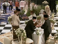 Insiden Bangku Jatuh saat Mudjie Massaid Salami Jokowi di Meja Akad Thariq-Aaliyah