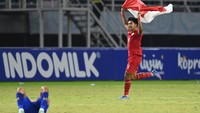 Pesepak bola Timnas Indonesia Kadek Arel Priyatna berselebrasi usai mengalahkan Timnas Thailand dalam pertandingan final Piala ASEAN U-19 Boys Championship atau AFF U-19 di Stadion Gelora Bung Tomo, Surabaya, Jawa Timur, Senin (29/7/2024). ANTARA FOTO/Sigid Kurniawan