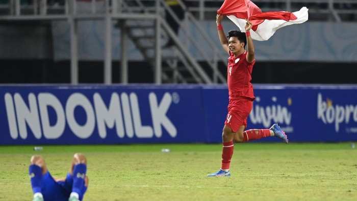 Indonesia Juara Piala AFF U-19 2024! Pesepak bola Timnas Indonesia Kadek Arel Priyatna berselebrasi usai mengalahkan Timnas Thailand dalam pertandingan final Piala ASEAN U-19 Boys Championship atau AFF U-19 di Stadion Gelora Bung Tomo, Surabaya, Jawa Timur, Senin (29/7/2024). Indonesia menang dengan skor 1-0 dan menjadi juara Piala AFF U-19. ANTARA FOTO/Sigid Kurniawan/app/tom.