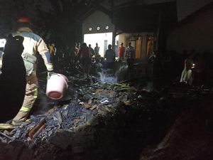 Isah Tewas Saat Api Membakar Rumah Panggungnya di Cileunyi