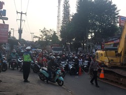 Truk Seruduk Rumah di Cileungsi Dievakuasi, Lalin Sempat Ditutup