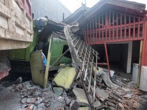 Kernet Pikap Sebut Truk Seruduk Rumah di Transyogi Alami Rem Blong