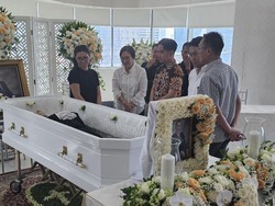 Gibran Melayat ke Rumah Duka Pimpinan Relawan TKN Roy Maningkas