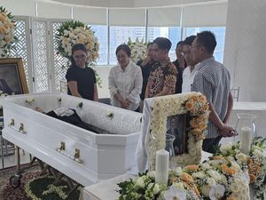 Gibran Melayat ke Rumah Duka Pimpinan Relawan TKN Roy Maningkas Gibran Melayat ke Rumah Duka Pimpinan Relawan TKN Roy Maningkas