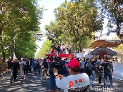 Polisi Bubarkan Paksa Blokade Jalan Arjuno Buntut Demo Ronald Tannur Bebas