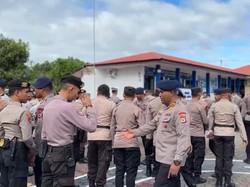 Momen Polisi dan Brimob Jabat Tangan Pascabentrok di Tual Maluku