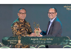 AQUA-Adhi Karya Terima Anugerah Kontribusi Ekonomi Kemasyarakatan