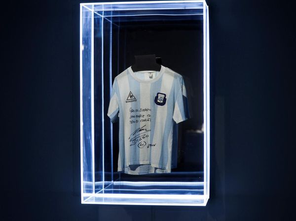 Barang Atlet Dunia Dilelang, Ada Loker Kobe Bryant hingga Jersey Maradona