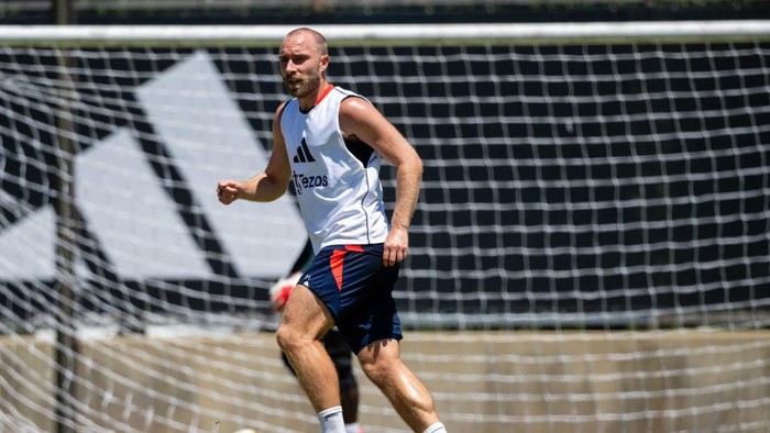 LOS ANGELES, CALIFORNIA - JULY 28: (EXCLUSIVE COVERAGE) Christian Eriksenc of Manchester United in action during a first team training session at UCLA on July 28, 2024 in Los Angeles, California. (Photo by Ash Donelon/Manchester United via Getty Images)
