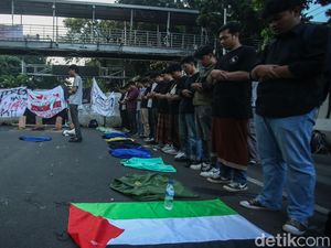 Demo di Patung Kuda, BEM SI Gelar Salat Gaib