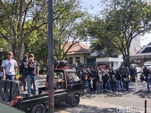 Warga Dago Elos Geruduk PN Bandung Jelang Sidang Duo Muller Warga Dago Elos Geruduk PN Bandung Jelang Sidang Duo Muller