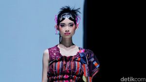 Foto: Saat Busana Tenun Datar Lombok Dipakai Barbie di JF3 Fashion Festival