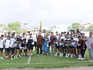 Latihan PSM Makassar Dikunjungi Tamu dari PBB, Ini Tujuannya Latihan PSM Makassar Dikunjungi Tamu dari PBB, Ini Tujuannya