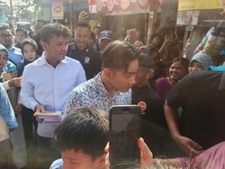 Ditemani Faldo Maldini, Gibran Blusukan ke Cipondoh Tangerang