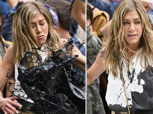 Viral Foto Jennifer Aniston Tiba-tiba Disiram Oli Saat Demo, Ini Faktanya
