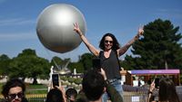 Kaldron Olimpiade Paris 2024 Jadi Spot Foto Dadakan, Begini Potretnya
