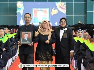 Haru Keluarga Gantikan Wisuda Rofiuzein Korban Tewas Laka di Boyolali Haru Keluarga Gantikan Wisuda Rofiuzein Korban Tewas Laka di Boyolali