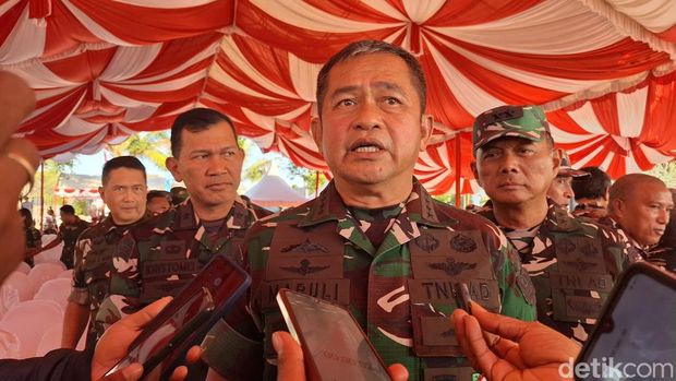 Kepala Staf Angkatan Darat (KSAD) Jenderal TNI Maruli Simanjuntak saat kunjungan kerja di Desa Manusak, Kecamatan Kupang Timur, Kabupaten Kupang, NTT, Selasa (30/7/2024). (Foto: Yufengki Bria/detikBali)