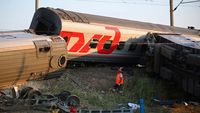 Kereta Penumpang Tergelincir usai Tabrak Truk, 100 Orang Terluka